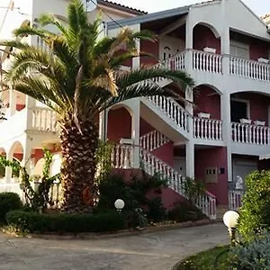 Andelo, Tommy, Leon Appartement